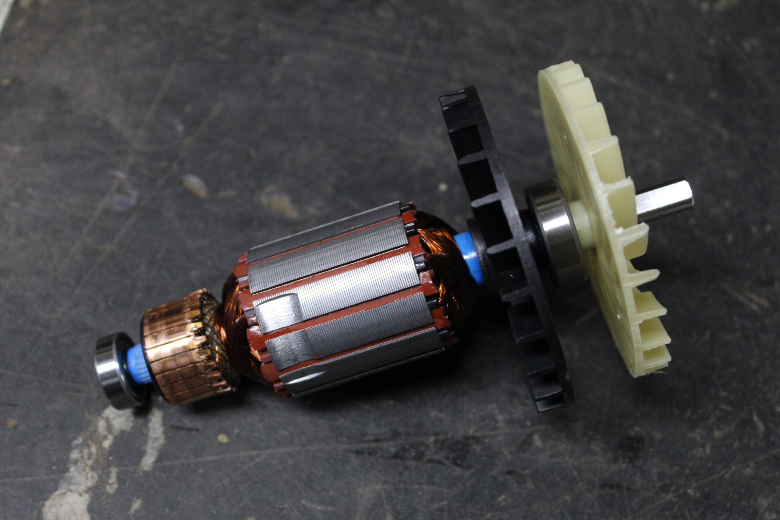 5140185-03 Conj. Rotor 220v C/ Rolamento Para Lixadeira Roto E Orbital Sss310-b2 Stanley 5140185-03 - Imagem 1