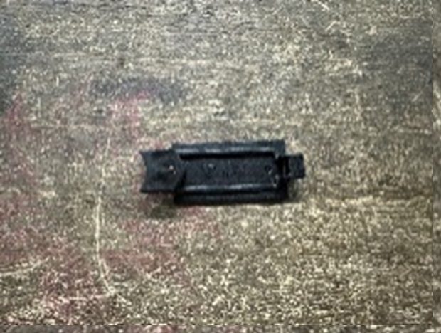 N857341 Retentor Da Placa Para Serra Esquadria Dcs781 Dewalt N857341 - Imagem 1